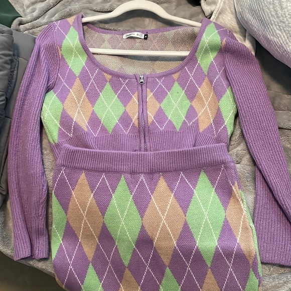 Sweater vest and skirt set - Picture 2 of 4